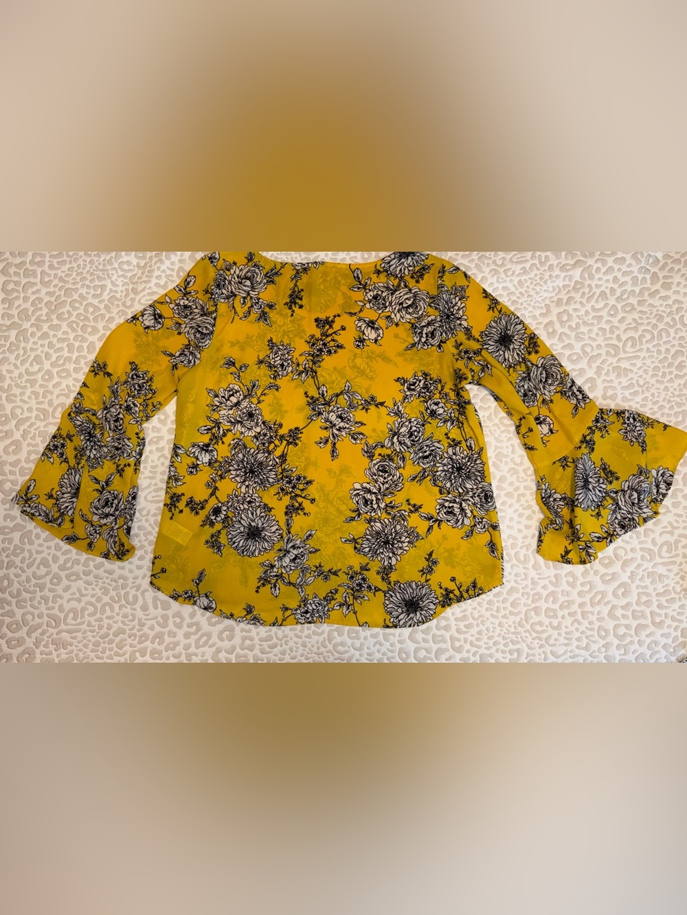 Yellow Floral Blouse with Black & White Bouquet Print. Size L - Picture 2 of 5